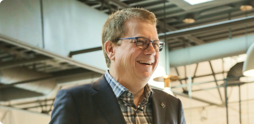 Un homme qui rit et prononce un discours